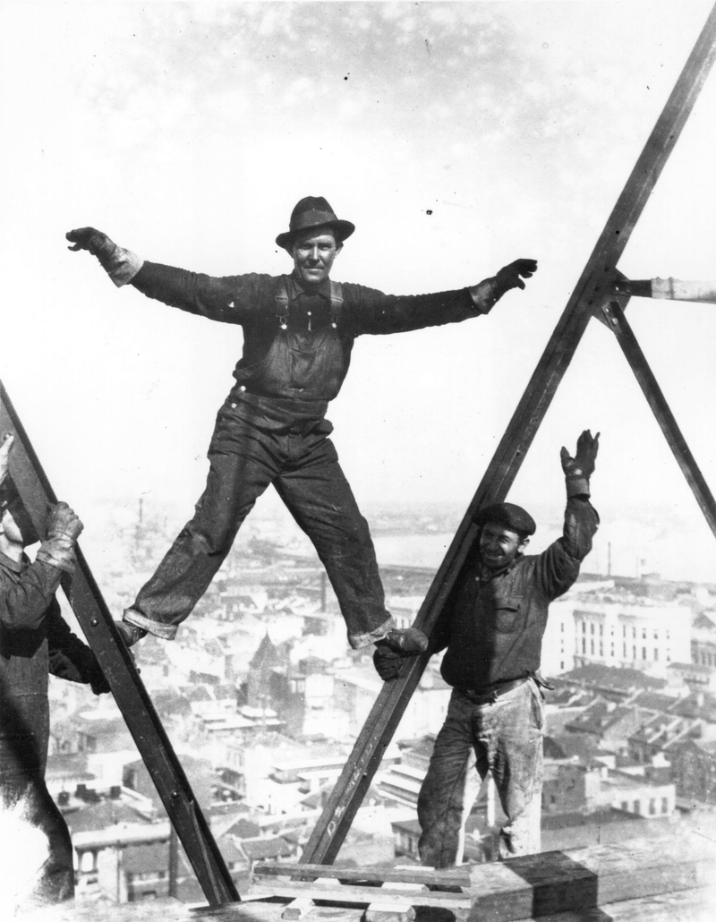 Illustration for article titled Death-Defying Photos Of Skyscraper Construction Workers Goofing Around
